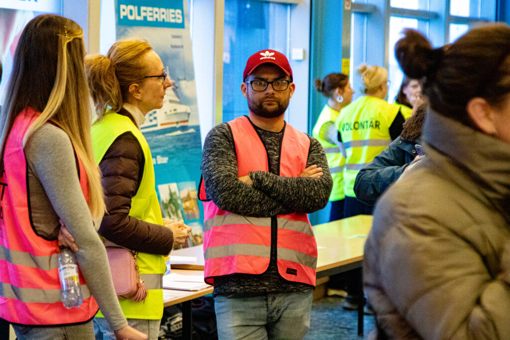 Volontären Igor inne på terminalen i Nynäshamn.